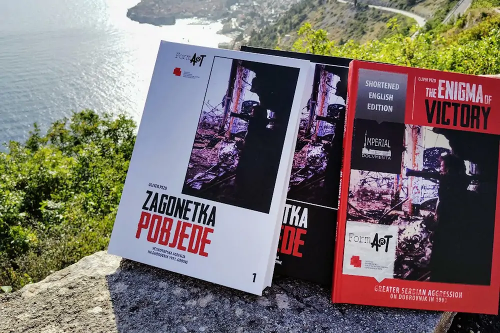 Predstavljena „Zagonetka pobjede“: emotivna večer u Sinju posvećena braniteljima i obrani Dubrovnika