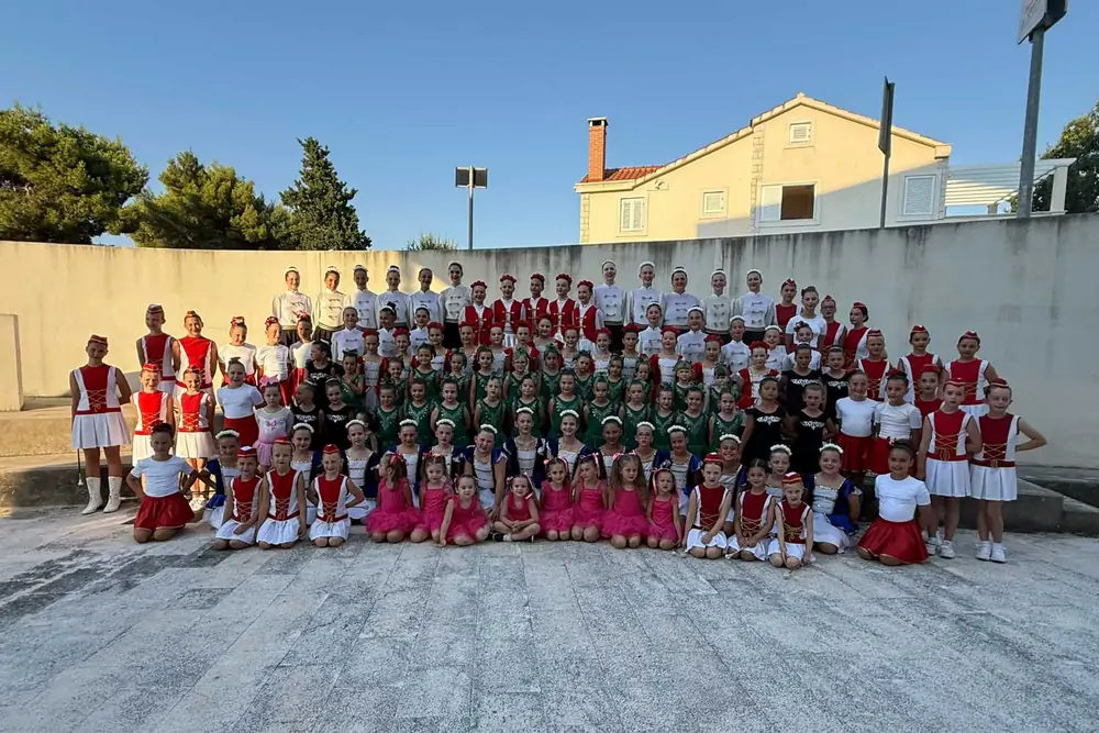 Mažoretkinje iz Blata na Korčuli sudjelovale na otvaranju Supetarskog ljeta!