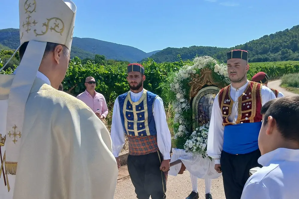 Svečanom procesijom, misnim slavljima i kulturnim programom proslavljen Dan mjesta i blagdan Gospe od Čarskog polja