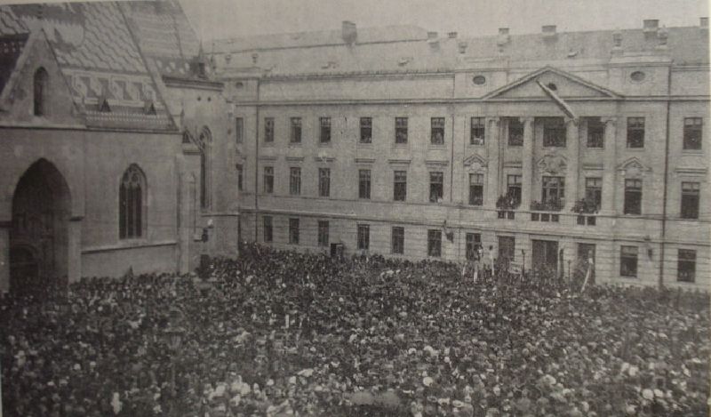 Narod pred Saborom oduševljeno pozdravlja odluku o raskidu veza s Austro-Ugarskom 29. listopada 1918.