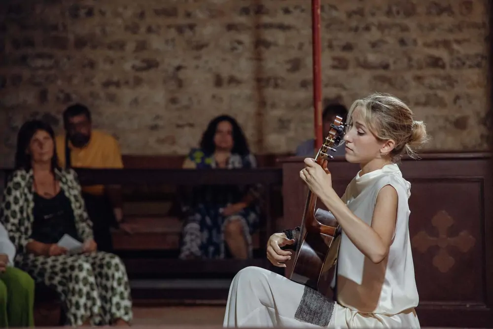 Paula Ćurić oduševila publiku PagArtFestivala virtuoznim gitarističkim recitalom