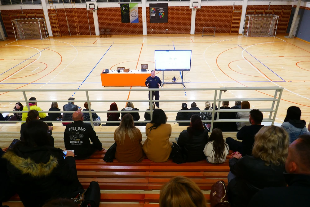 Više od 200 roditelja i učenika prisustvovalo na policijskim edukacijama o vršnjačkom nasilju, online sigurnosti i zlouporabi droga