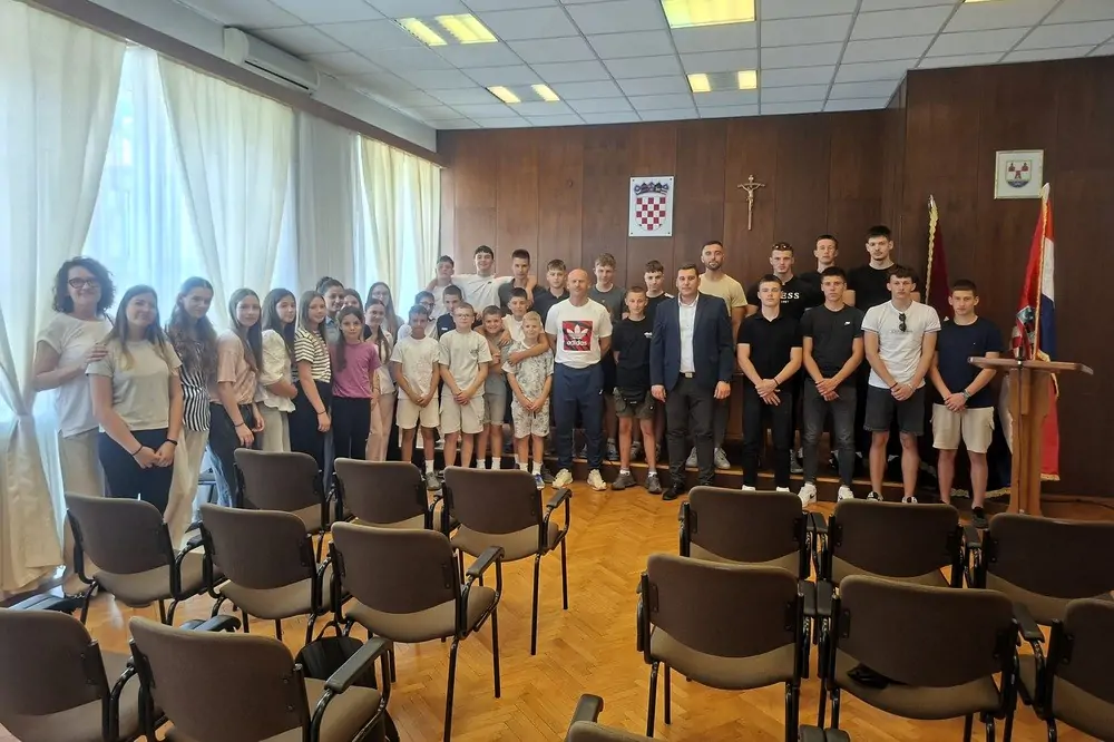 Općina Blato odala priznanje mladim sportskim talentima - Načelnik Petković primio uspješne mlade sportaše